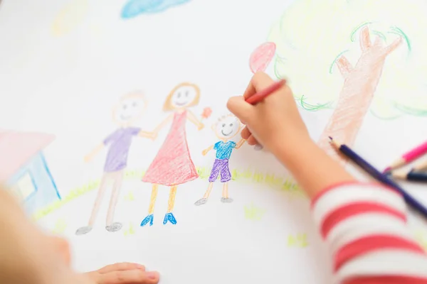 Carino bambino disegna casa e famiglia su carta — Foto Stock