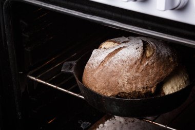 Ekmek fırında.