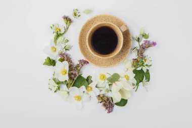 Hilal şeklinde ve güzel bir fincan bahar çiçekleri