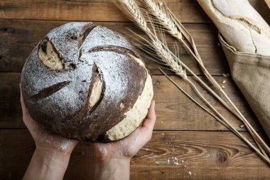 Sadece pişmiş taze ev yapımı ekmek yandan, ekmek