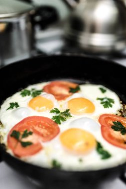 Bir tavada kızarmış yumurta. bir kızartma içinde ev yapımı omlet 