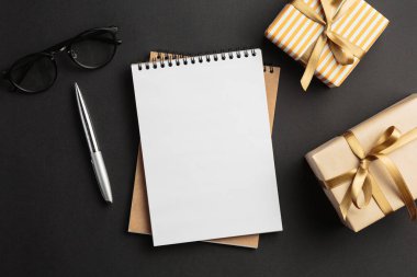 Öğrenci yarıyıl not defteri ile hediye hediye kutuları ile siyah arka plan üzerinde 