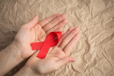 Palm'da zanaat arka planda, kra şeritte HIV AIDS kırmızı kurdele