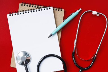 Kırmızı masadaki steteskop, konsept tıp