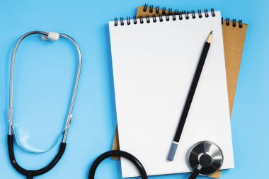Stetoskop tıp kavramı mavi bir masada