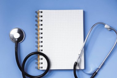 Stetoskop tıp kavramı mavi bir masada