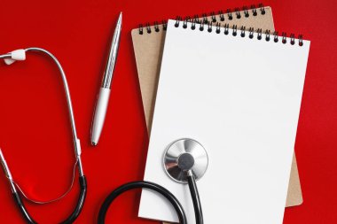 Kırmızı masadaki steteskop, konsept tıp