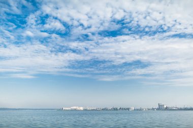 Cityscape mavi gökyüzü ve nehrin karşı