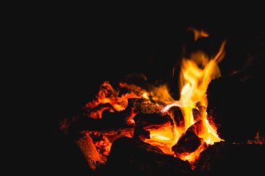 Geceleri şenlik ateşi