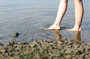 Çıplak ayaklar suda