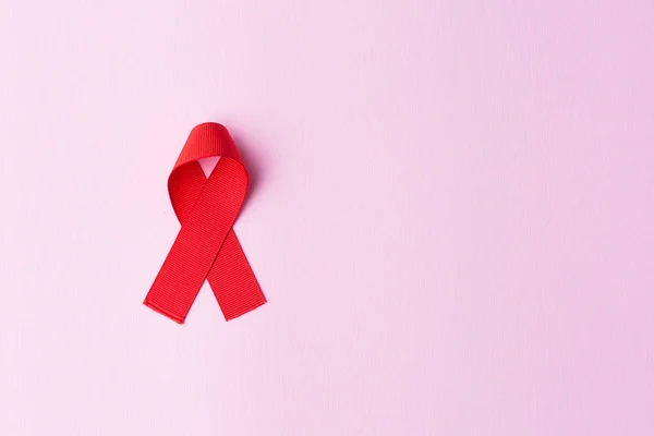 Kırmızı şerit pembe bir arka plan, HIV şerit üzerinde AIDS
