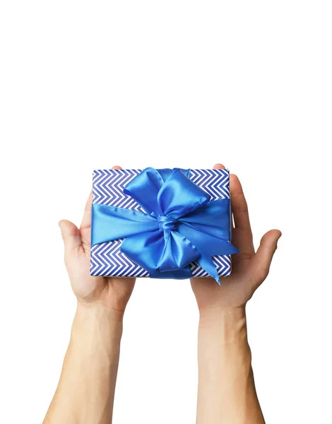 Beyaz arka plan üzerinde hediye kutusu izole elinde hediye — Stok fotoğraf