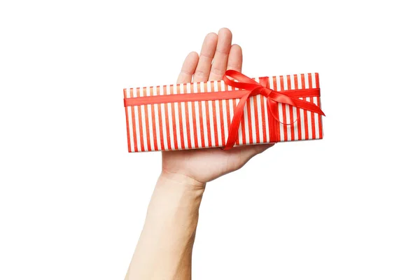 Beyaz arka plan üzerinde hediye kutusu izole elinde hediye — Stok fotoğraf