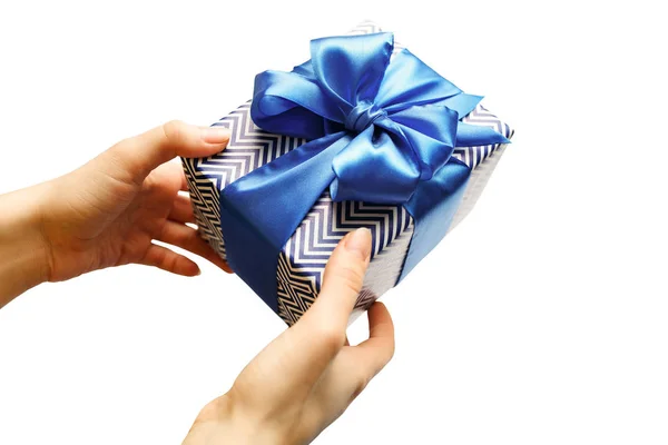 Gift in hand geïsoleerd op een witte achtergrond, geschenkdoos — Stockfoto