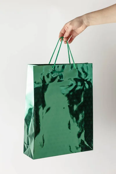 Bevásárló táskák, kezében a fehér háttér — Stock Fotó