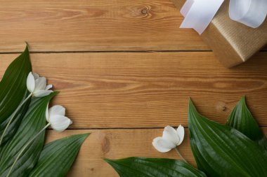 hediye ahşap arka plan üzerinde çiçekler ile orada ücretsizdir fo uzay