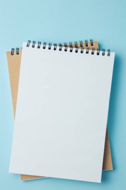 Öğrenci yarıyıl not defteri mavi bir arka plan üzerinde