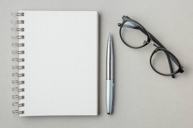 Öğrenci yarıyıl not defteri gri bir arka plan üzerinde