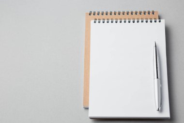 Öğrenci yarıyıl not defteri gri bir arka plan üzerinde