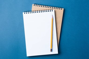 Öğrenci yarıyıl not defteri koyu mavi zemin üzerine