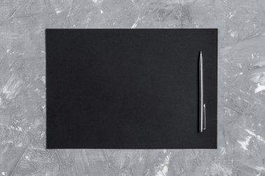 kalem dokulu gri bir arka plan üzerinde siyah sac üzerinde