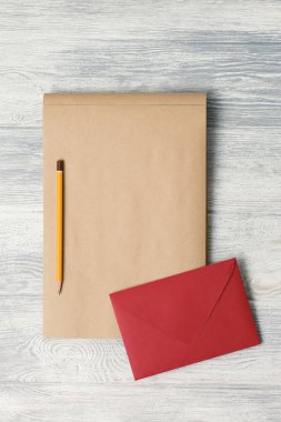 gri ahşap masa üstünde Kraft defter