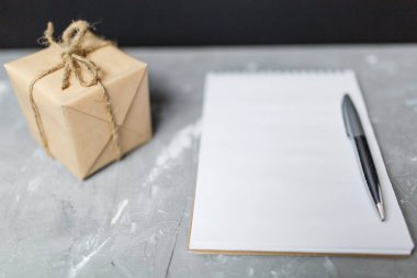 Masanın üzerinde bir hediye yalanla Not