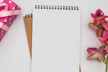 Masanın üzerinde bir hediye yalanla Not