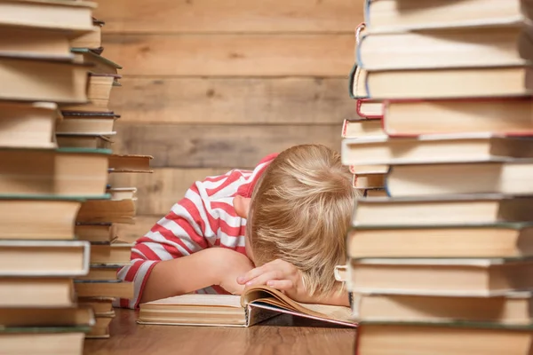 Kind huilt voor het lezen van boeken — Stockfoto