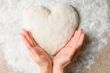 hamur ellerini, kalp şeklinde bir masada gezmek