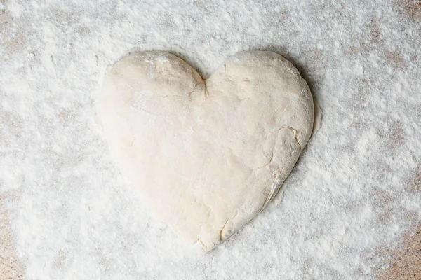 Teig auf dem Tisch, Herzform, Kochen — Stockfoto