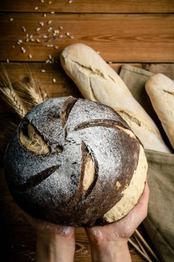 Sadece pişmiş taze ev yapımı ekmek yandan, ekmek