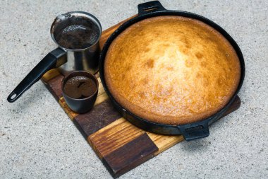 ev yapımı pasta bir kızartma tavası ve ahşap kırıştırmaya kahve