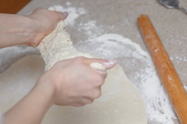 hamur yakın çekim, evde pizza pişirme yoğurma eller