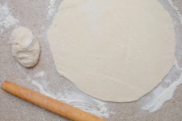 Hände kneten Teig in Nahaufnahme, kochen Pizza zu Hause — Stockfoto