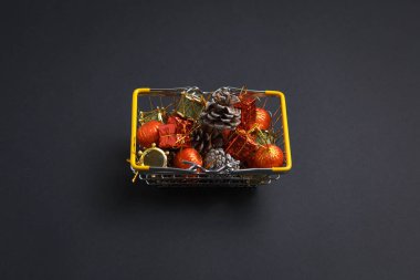 sepet hediyeler, geyik, yıldız ve köknar ağaçları, düz ve karanlık bir yatıyordu