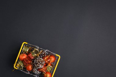 sepet hediyeler, geyik, yıldız ve köknar ağaçları, düz ve karanlık bir yatıyordu