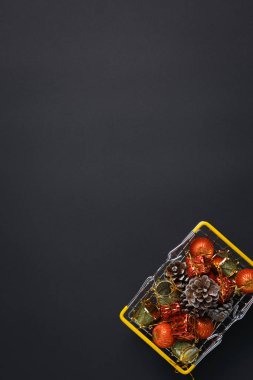 sepet hediyeler, geyik, yıldız ve köknar ağaçları, düz ve karanlık bir yatıyordu