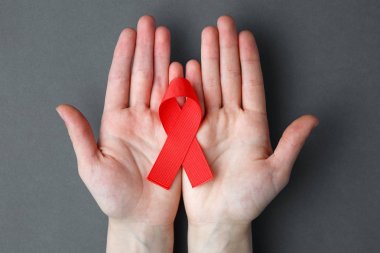 AIDS kırmızı kurdele palmiye ve gri bir arka plan, HIV şerit