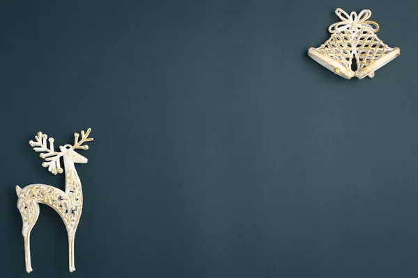 クリスマスと新年の背景に贈り物、鹿、星、fi — ストック写真