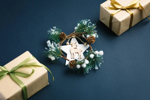 クリスマスと新年の背景に贈り物、鹿、星、fi — ストック写真