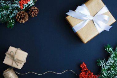 Noel ve yeni yıl arkaplanı hediyeler, geyikler, yıldızlar ve köknar ağaçları, koyu mavi bir zemin üzerinde yatıyordu, bayram selamları, serbest alan ile kış geçmişi kavramı