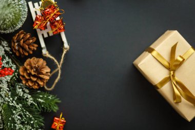 Noel ve yeni yıl arkaplanı hediyeler, geyikler, yıldızlar ve köknar ağaçları, koyu mavi bir zemin üzerinde yatıyordu, bayram selamları, serbest alan ile kış geçmişi kavramı