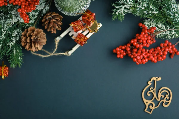 クリスマスと新年の背景には ギフト モミの木 濃い青の背景に平らなレイアウト 休日の挨拶 無料のスペースで冬の背景の概念 — ストック写真