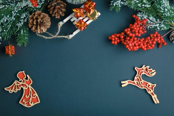 クリスマスと新年の背景には ギフト モミの木 濃い青の背景に平らなレイアウト 休日の挨拶 無料のスペースで冬の背景の概念 — ストック写真