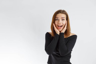 Şaşırmış kız beyaz arka planda el ele tutuşuyor.