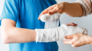 kolum kırık, kolum kırık.