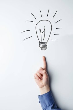 Beyaz tahtanın yanındaki çocuk.