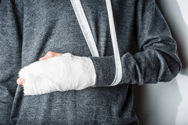 Vergifteter Arm, gebrochener Arm beim Teenager — Stockfoto