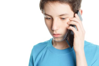 Beyaz arka plandaki genç cep telefonuyla iletişim kuruyor